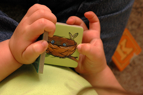 Kinderhände halten ein Kinderbuch