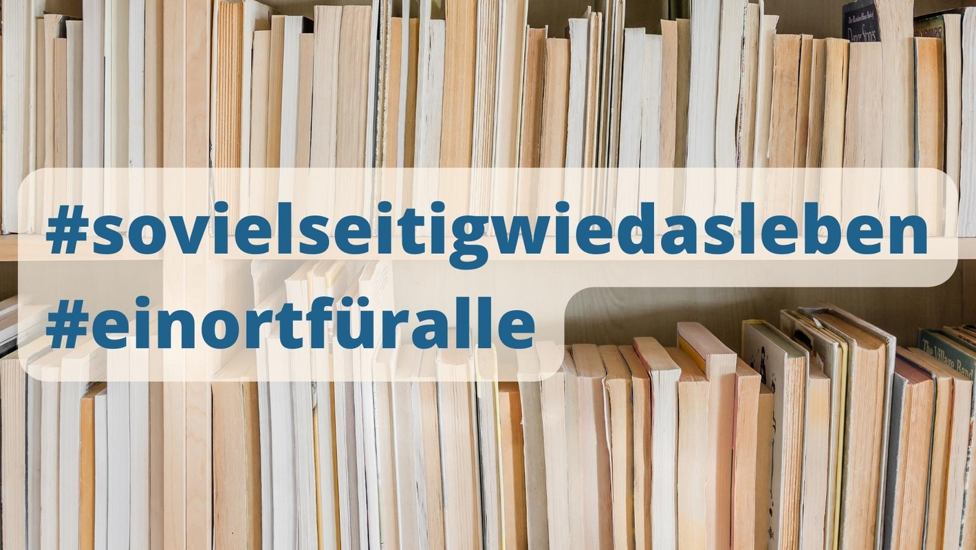 Ein Bücherregal mit den Hashtag sovielseitigwiedasleben und einortfüralle